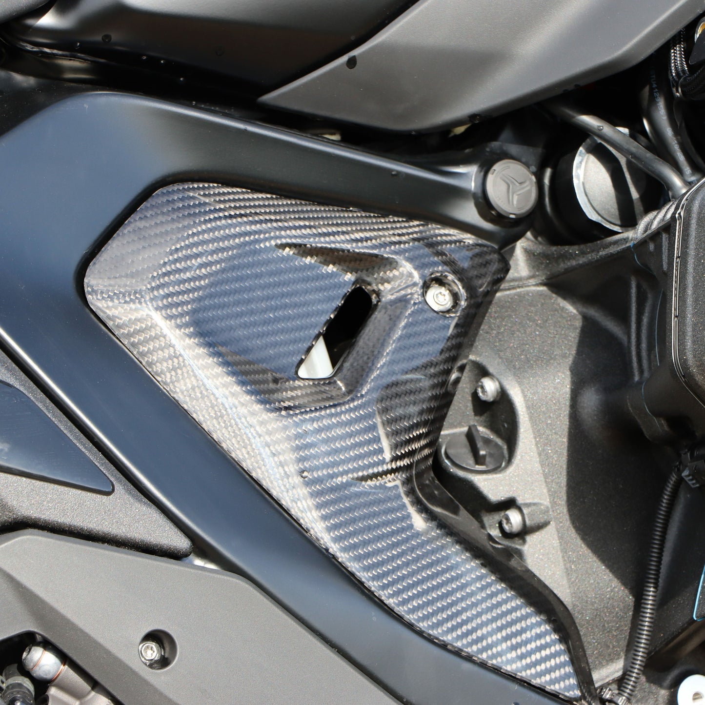 AISKA BMW R1300GS 2023-2025 Carbon Fiber Triangular Frame Cover