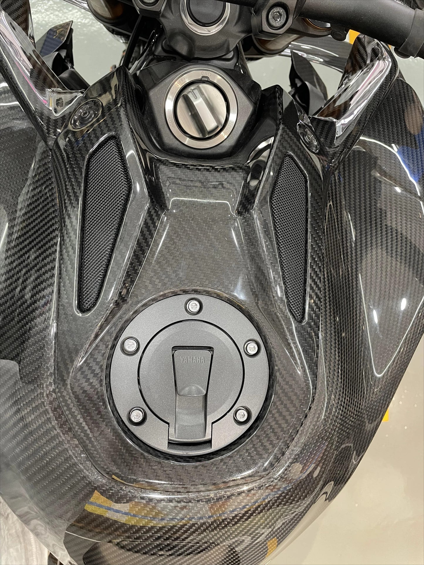 AISKA 100% 3K Dry Carbon Fiber Motorcycle Airbox Fuel Tank Cover for Yamaha MT09 FZ09 2024-2025