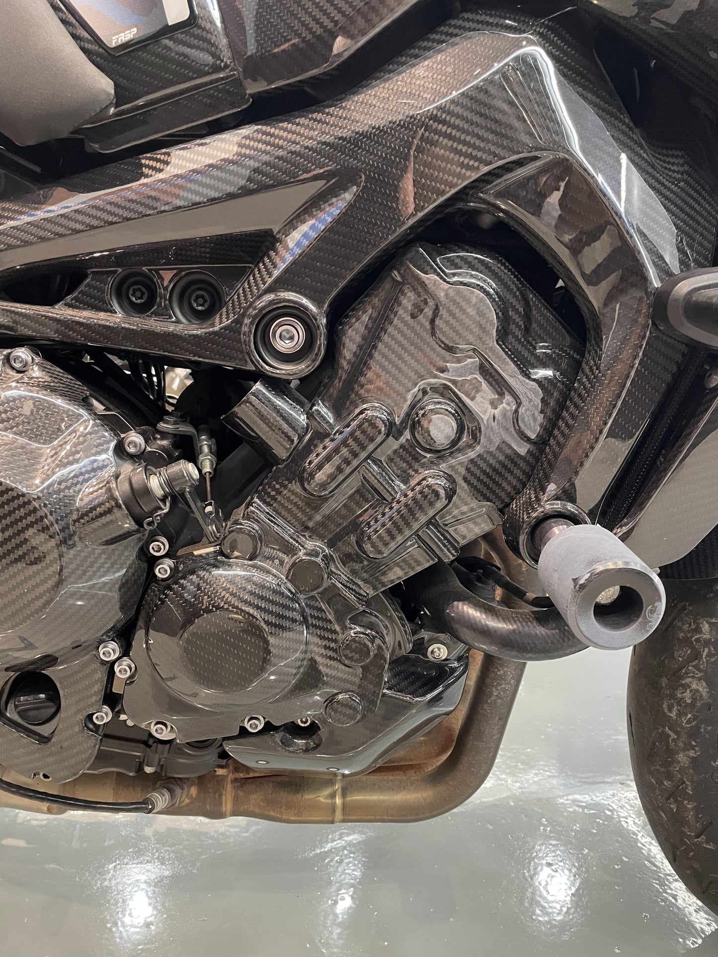 AISKA 100% Real Carbon Fiber Motorcycle Engine Protective Cover for Yamaha MT09 FZ09 2021-2023