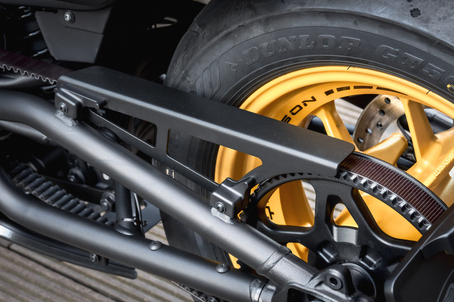 AISKA 100% 3K Dry Carbon Fiber Motorcycle Racing Rear Chain Guard Cover for Harley Davidson Sportster S 1250