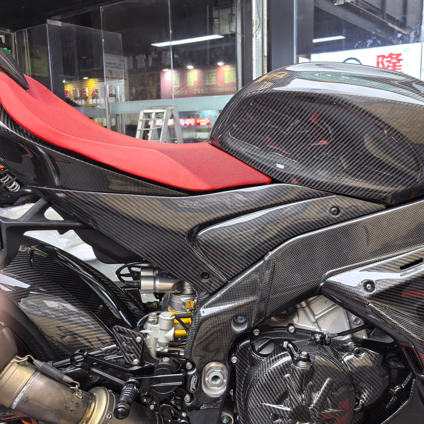 AISKA Aprilia TUONO V4 2021-2025 Carbon Fiber Tank Side Panels